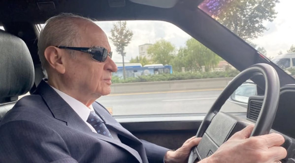 Devlet Bahçeli klasik otomobille Ankara turu yaptı - Resim: 0