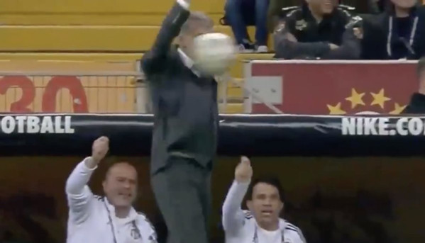 Kart isteyen Şenol Güneş'in suratına top isabet etti - Resim: 0