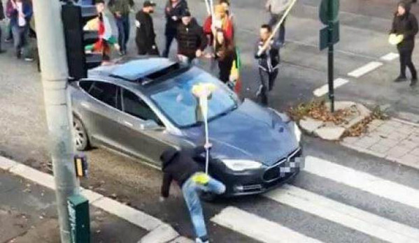 Norveç'te PKK yandaşlarından alçak saldırı! - Resim: 0