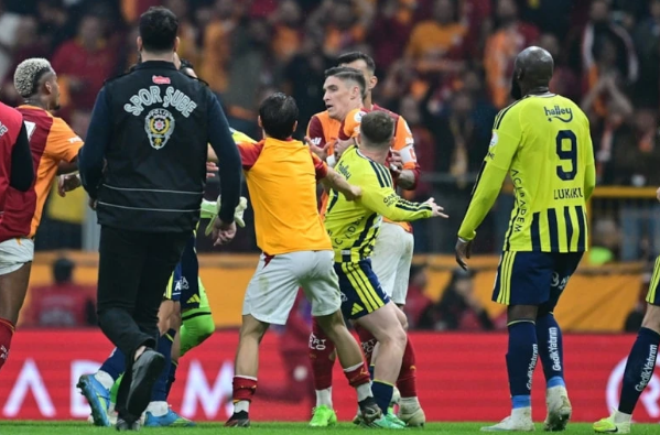 Galatasaray-Fenerbahçe derbisi biter bitmez kavga çıktı - Resim: 9