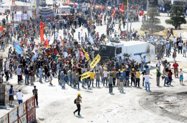 Taksim Meydanı'nda insan zinciri - Resim: 2