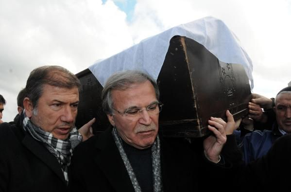 Mehmet Ali Şahin eşini gözyaşlarıyla uğurladı - Resim: 4