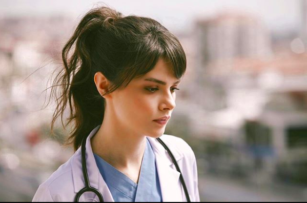 Süper minisiyle böyle salındı! Mucize Doktor'un Nazlı'sına bakın - Resim: 3