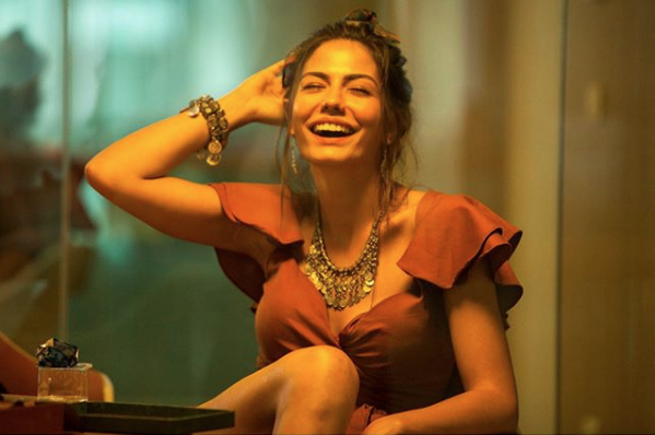 Can Yaman ile aşk yaşayan Demet Özdemir'den şimdi de kalça şov! Göbek dansı olay olmuştu - Resim: 2