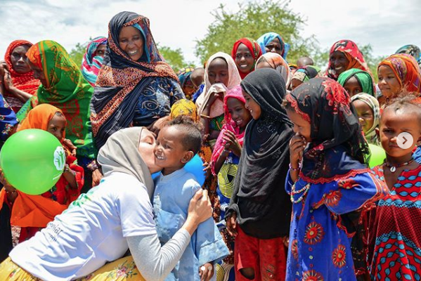 Gamze Özçelik moda dünyasına adım attı kıyafet tasarladı tesettürle kapanmıştı - Resim: 1