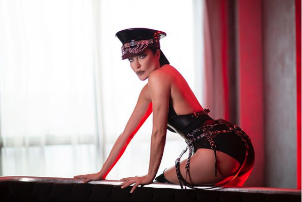 Deniz Akkaya yeni yaşını iddialı bir fotoğraf ile kutladı! Yaşına rağmen fiziği efsane! - Resim: 2