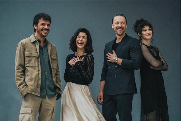 Beren Saat amuda kalktığı pozuyla beğenileri topladı Instagram'ı salladı - Resim: 1