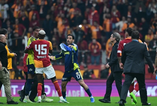 Galatasaray-Fenerbahçe derbisi biter bitmez kavga çıktı - Resim: 8