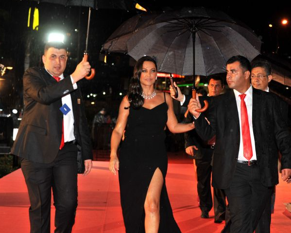 Hülya Avşar'dan çok konuşulacak dekolte - Resim: 4