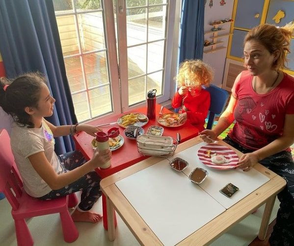 Bu kez 'Şükür Zamanı' deyip paylaştı Ceyda Düvenci'den aile pozu böyle geldi - Resim: 3