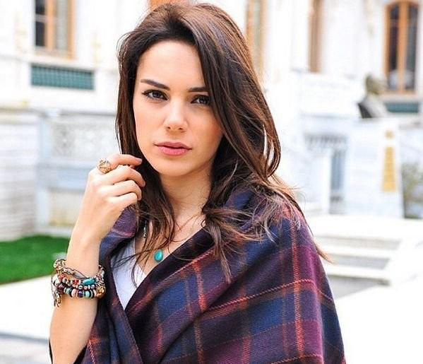 Yağmur Tanrısevsin bir reklamdan servet kazandı olay rakam! - Resim: 4