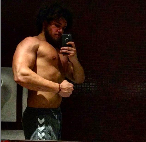 Batuhan Bayır kaç yaşında Masterchef Türkiye Batuhan Bayır kimdir pozlarına bakın! - Resim: 2