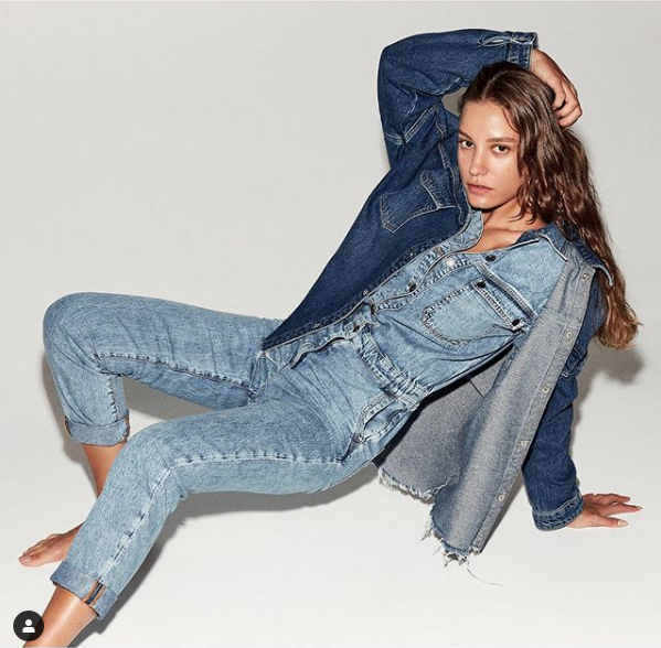 Serenay Sarıkaya'nın dudak uçuklatan fiyatlı mini elbisesi geceye damga vurdu - Resim: 1