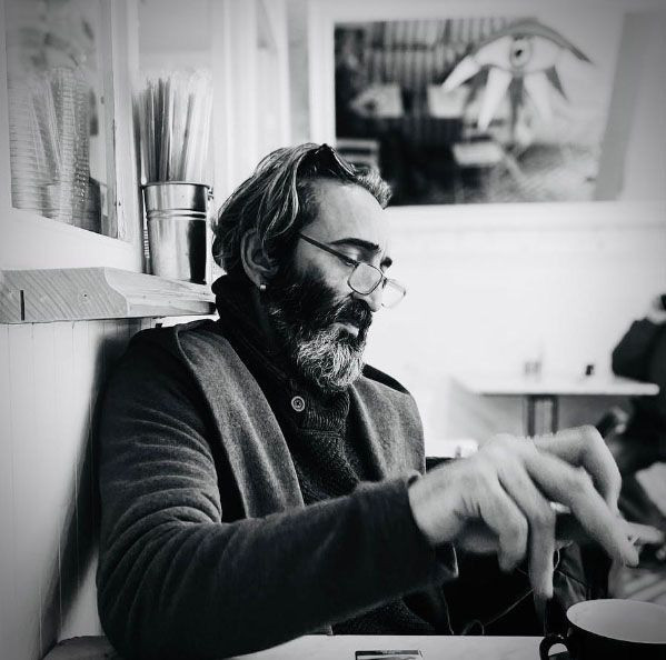 Fırat Tanış yeni sevgilisiyle el ele görüntülendi, yüzü asıldı! - Resim: 1