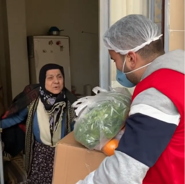CZN Burak Özdemir sokağa çıkma yasağı olan yaşlılara yaptığıyla takdir topladı - Resim: 4