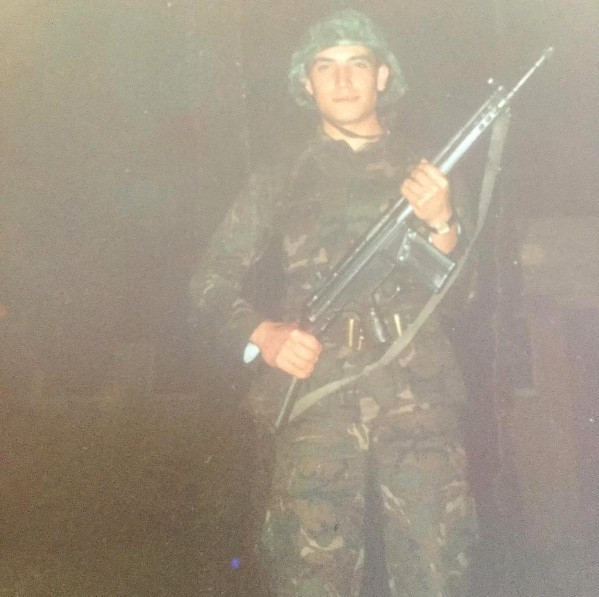 Fotoğraftaki ünlü ismi tanıdınız mı? Sosyal medyaya feci ayar! - Resim: 1