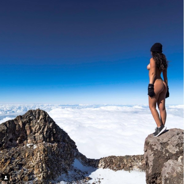 Kutsal volkanın tepesinde çıplak poz verdi! Yerlileri kızdırdı! - Resim: 2