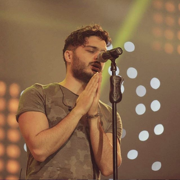 Hayranları İlyas Yalçıntaş'a ellerine geçeni fırlattılar bakın sebebi ne - Resim: 4