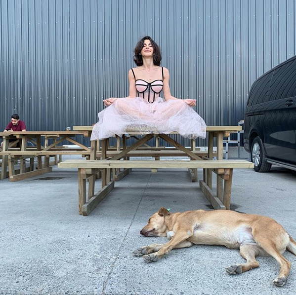 Nesrin Cavadzade dış görünüşünü eleştirenlere öpücüklü cevap verdi - Resim: 3