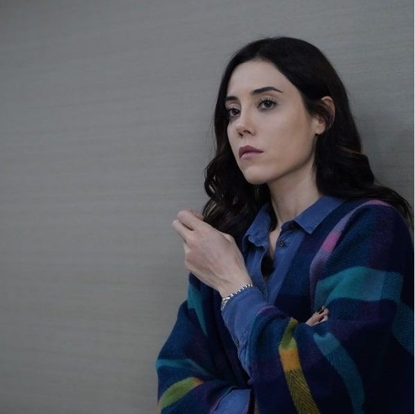 Sadakatsiz'in yıldızı Cansu Dere'den takdirlik hamle tüm borçları kapattı - Resim: 1