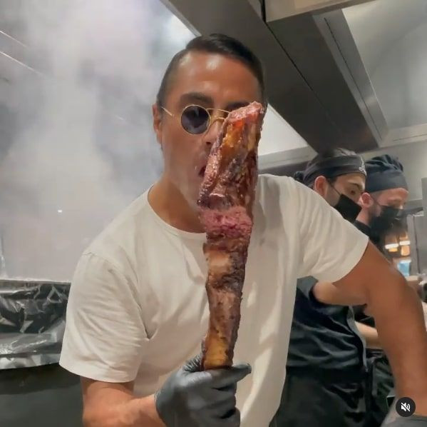 Nusret Gökçe'nin pirzolayla yaptığı tepki çekti görenlerin midesi bulandı! - Resim: 3