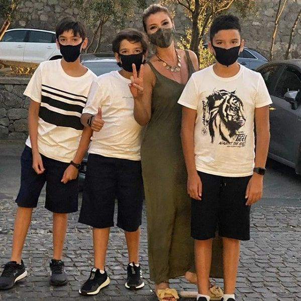 Sahnelere Gülben Ergen nefes kesen dekoltesiyle geri döndü fırtınalar estirdi - Resim: 4