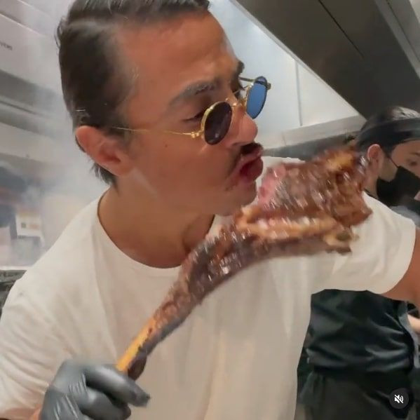 Nusret Gökçe'nin pirzolayla yaptığı tepki çekti görenlerin midesi bulandı! - Resim: 2