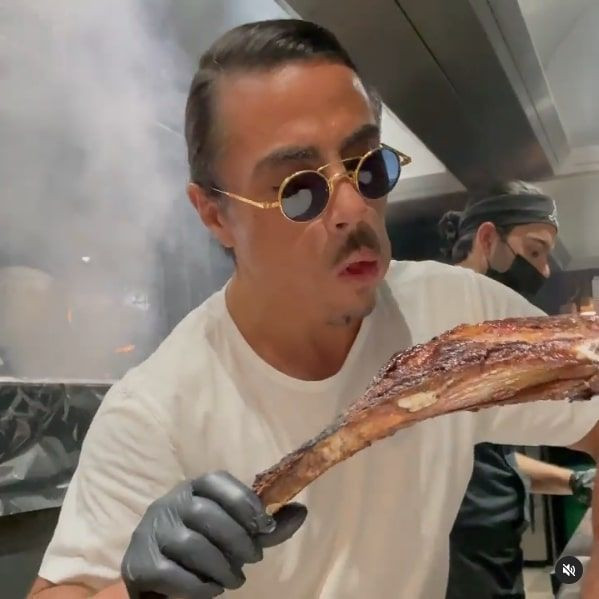 Nusret Gökçe'nin pirzolayla yaptığı tepki çekti görenlerin midesi bulandı! - Resim: 1