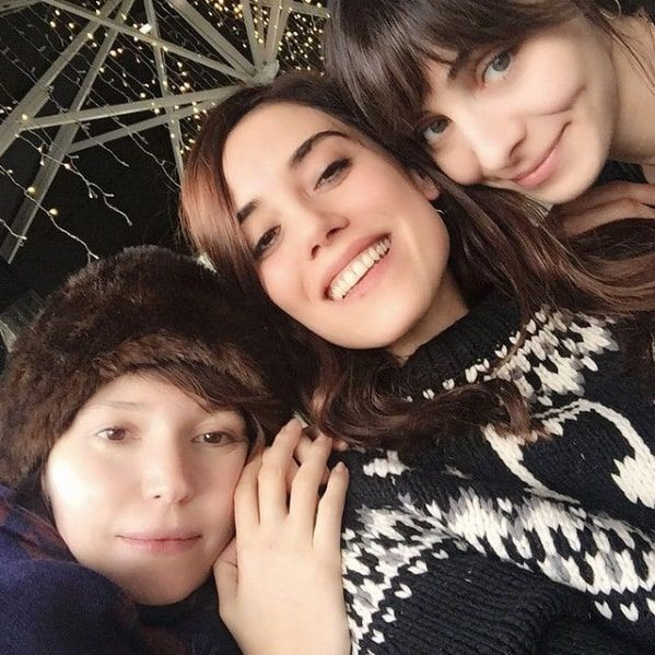 Sadakatsiz dizisiyle Cansu Dere yeniden parladı ödül pozuyla nispet paylaşımı - Resim: 4