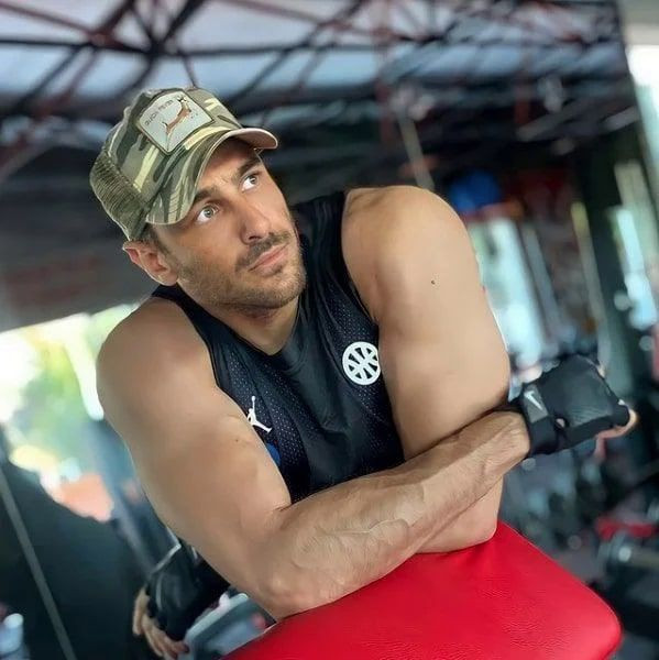 15 yaş küçük ünlü isimle aşk yaşayan Esra Dermancıoğlu yorumlara kızdı açtı ağzını... - Resim: 3