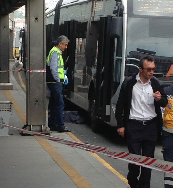 Metrobüs durağında çok feci olay!  - Resim: 4