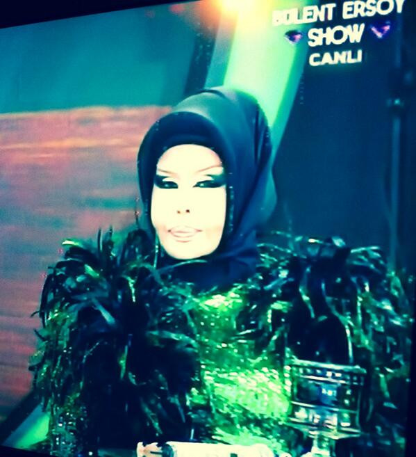 Bülent Ersoy Başörtüsü ile ilahi okudu - Resim: 4