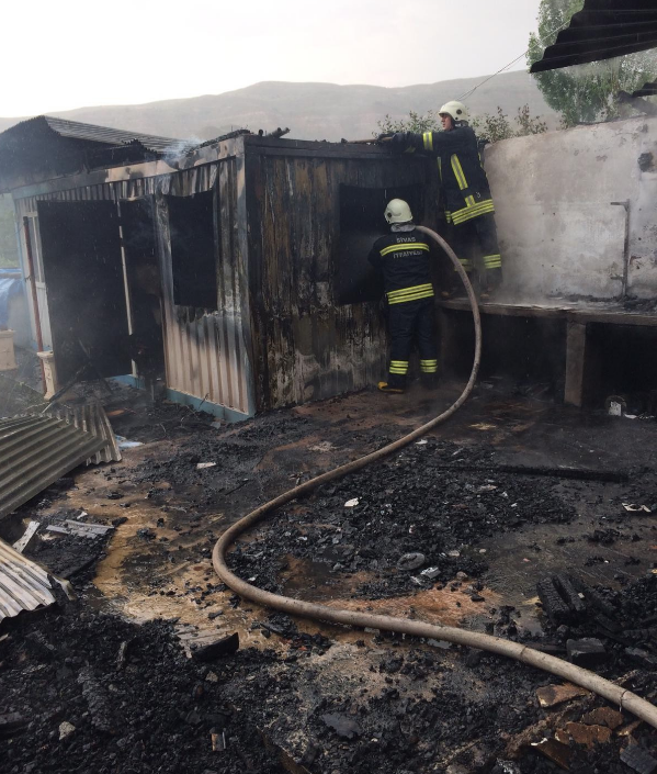 Jandarma inceleme başlattı Sivas'a düşen yıldırım evi resmen küle çevirdi - Resim: 4