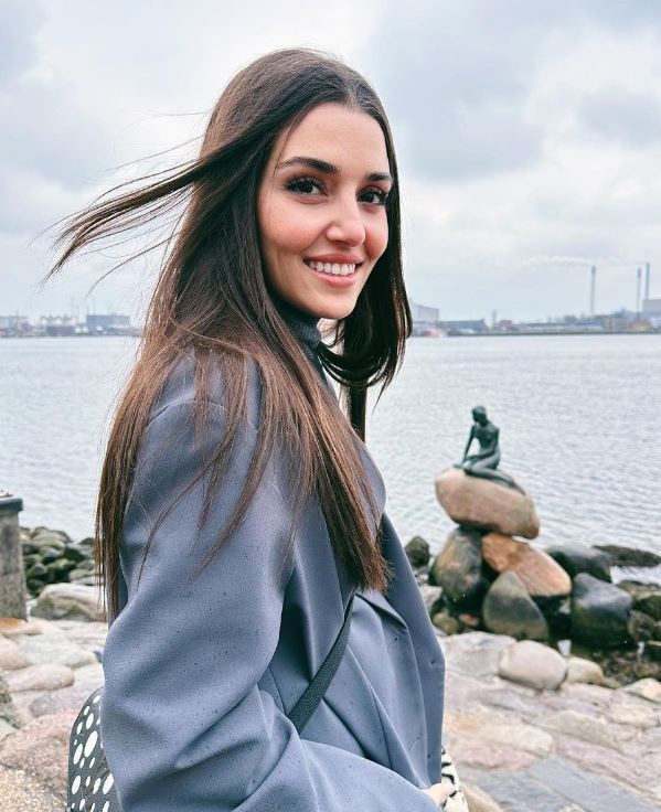 Hakan Sabancı ile ilişki yaşayan Hande Erçel siyah şıklığı ile göz kamaştırdı! - Resim: 1