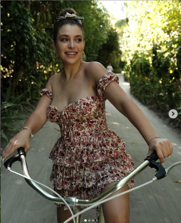 Gamze Erçel, dekolteli elbisesiyle bisiklete binip poz verdi! - Resim: 2