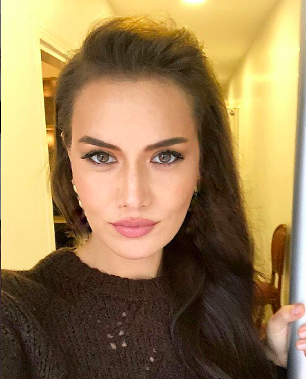 Fahriye Evcen kaç kardeş Fahriye Evcen'in kardeşleri kimdir? - Resim: 3