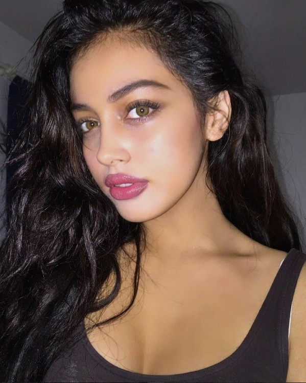 Dünya yıldızları peşine düştü kim bu gizemli kız! - Resim: 2