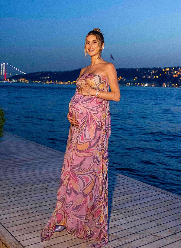 Hacı Sabancı'nın eşi Nazlı Sabancı doğum yaptı! Ünlü çiftin bebeklerinin ismi belli oldu - Resim: 4