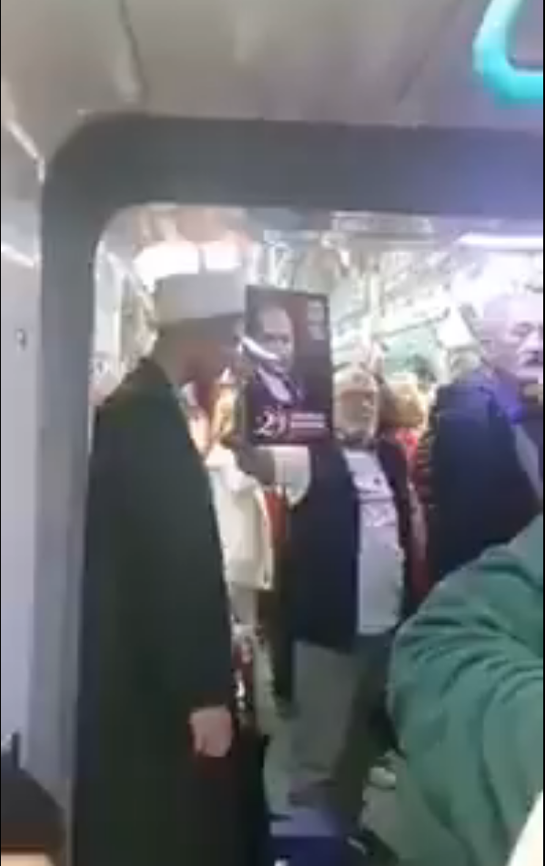 Metroda sarıklı kişiyi 10. yıl marşı ile taciz ettiler! Tepki alan görüntüler - Resim: 1