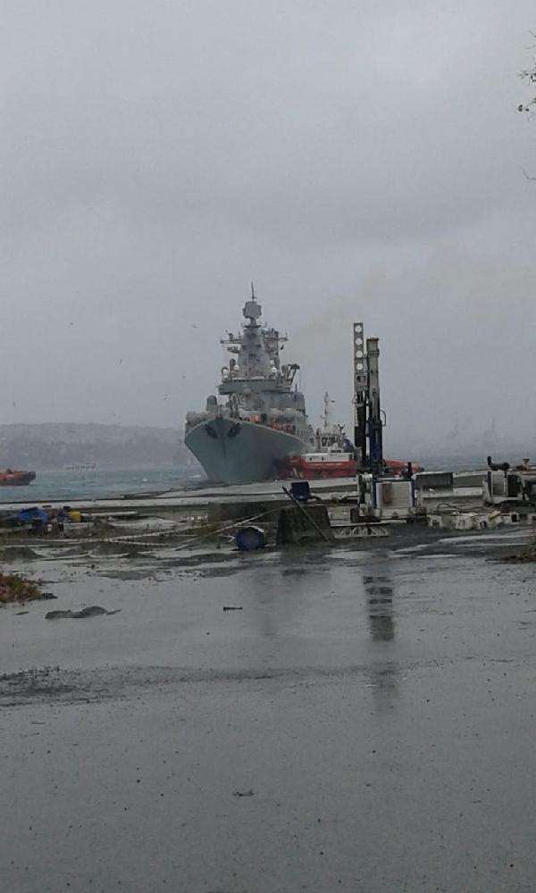 Rus savaş gemisi Kabataş'a yanaşırken sürüklendi - Resim: 0