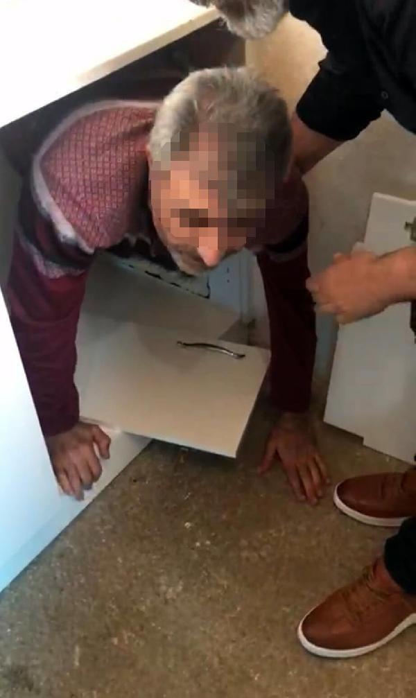 Şeytanın aklına gelmez! İzmir'de cinayet şüphelisi mutfak dolabındaki gizli bölmede yakalandı - Resim: 1