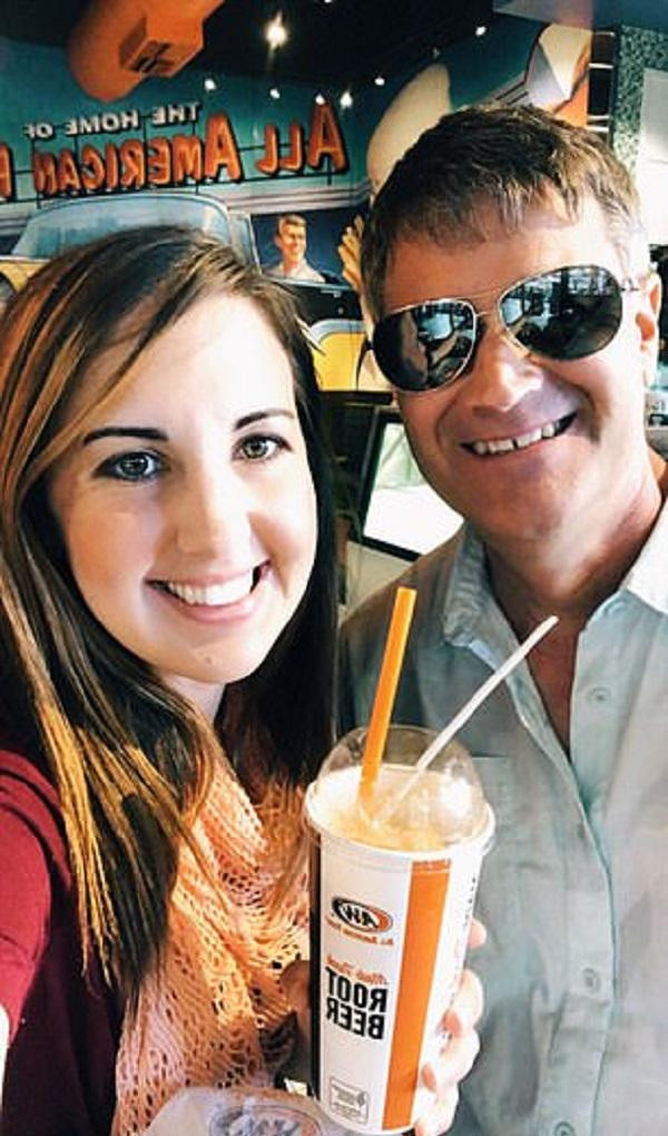 Skandal patlak verdi! 61 yaşındaki adam oğlunun nişanlısıyla birlikte olup bir de... - Resim: 0