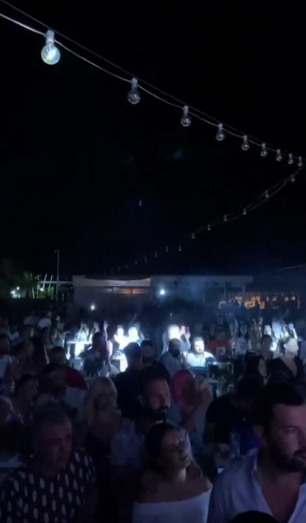 Antalya'dan korkunç görüntüler! Konserde sosyal mesafe ve maske unutuldu - Resim: 0