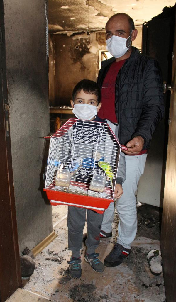 Antalya'da vatandaşlar canlarını hiçe sayıp girdiler: Kapının önüne kendimi zor attım - Resim: 0