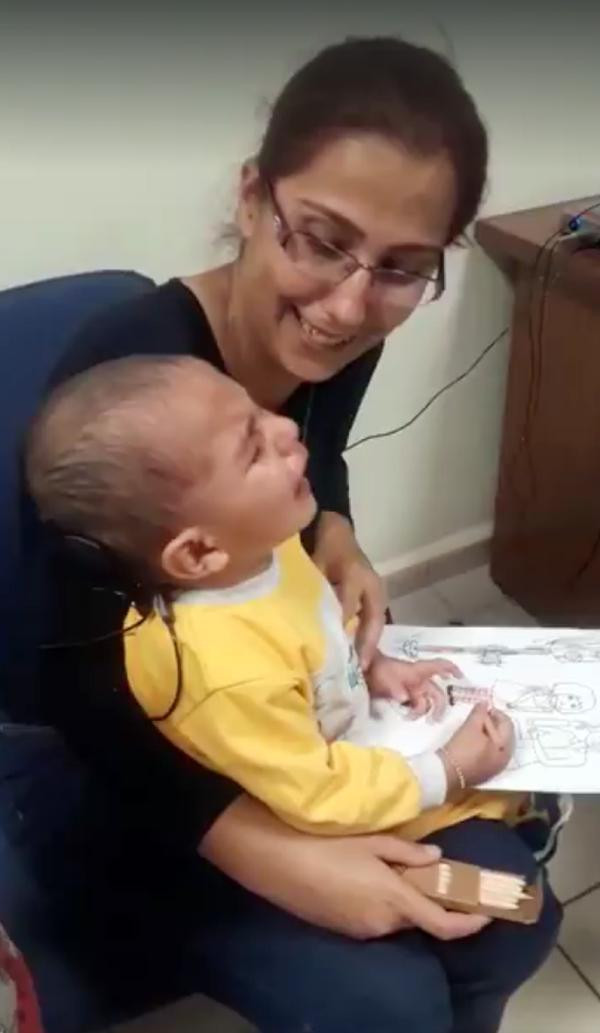 Babasının sesini ilk kez duyunca böyle tepki verdi - Resim: 1