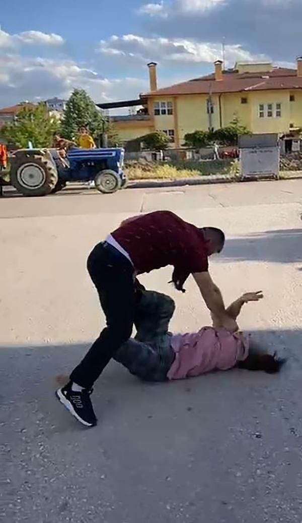 Çankırı'da boşanan çiftin yakınları arasında mal bölüşme kavgası çıktı! Yerlerde sürüklediler - Resim: 2