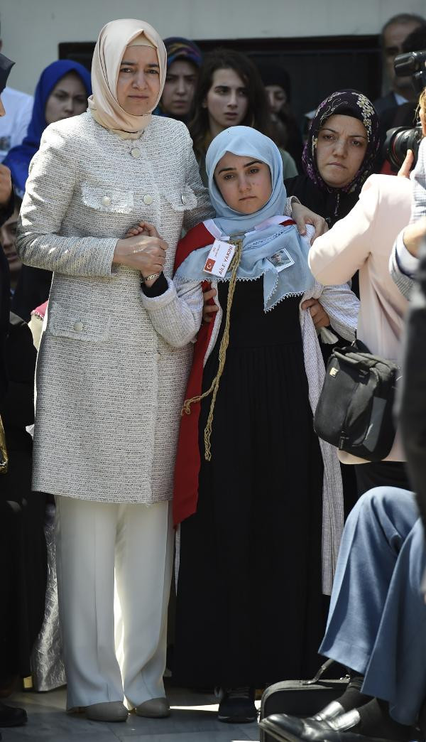 Şehit cenazesinde yürek yakan feryat: Yavrum seccadesiyle gitti - Resim: 2