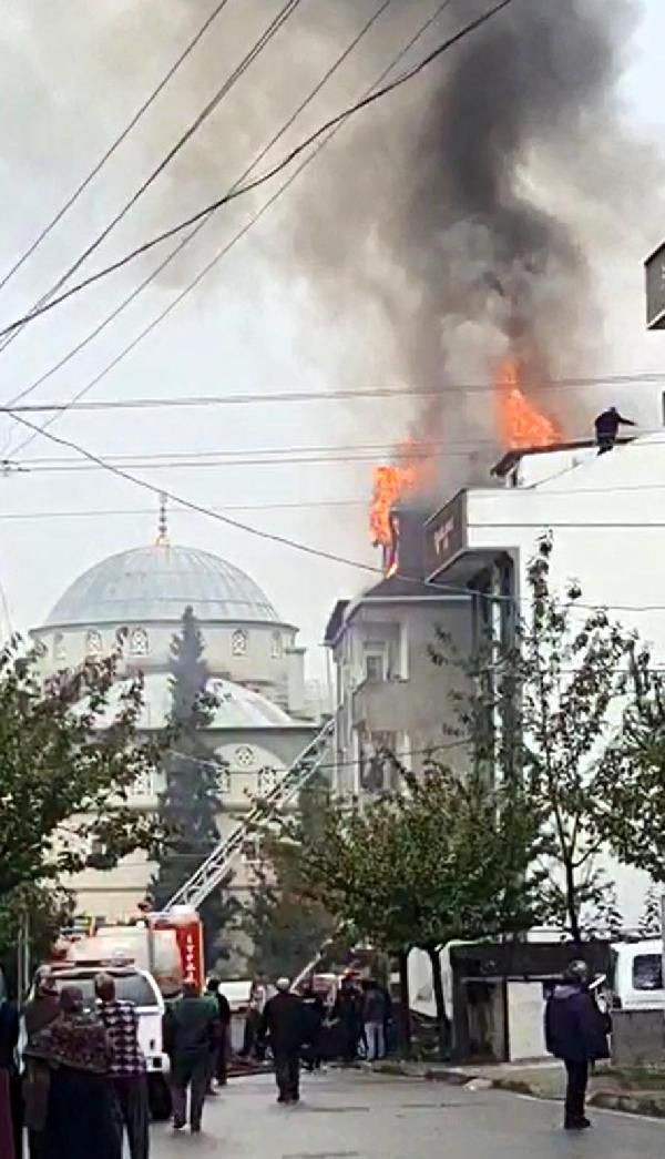 Gebze'de apartmanda yangın! Söndürme çalışmalarını izlerken fenalaştılar - Resim: 1