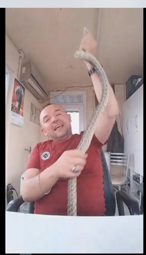 Yakaladığı yılanla sosyal medyada canlı yayın yaptı - Resim: 3