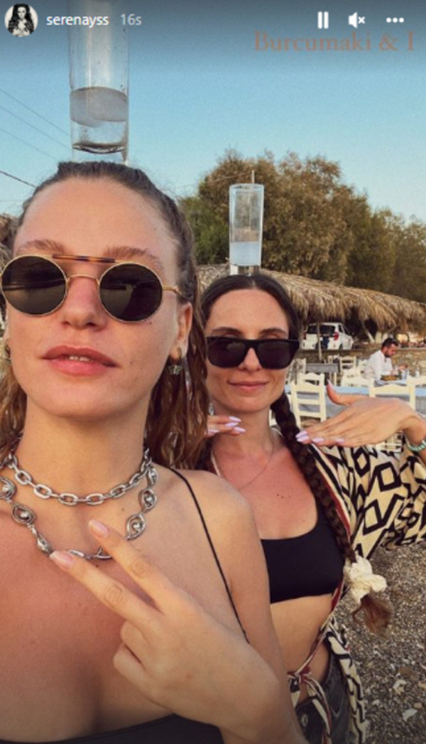 Serenay Sarıkaya'dan kraliçe geri döndü pozları! Dekoltesiyle darma duman etti - Resim: 0